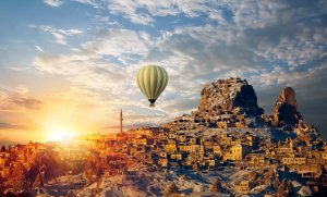 Hot air balloon flying over spectacular Cappadocia | HotelRestaurant Haber Dergisi