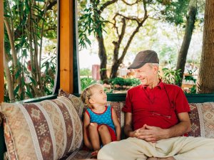 Man with granddaughter having fun | HotelRestaurant Haber Dergisi
