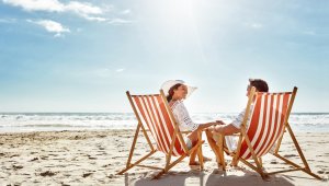 CoupleRelaxAndBeachChairsOnSandForVacationHoliday | HotelRestaurant Haber Dergisi