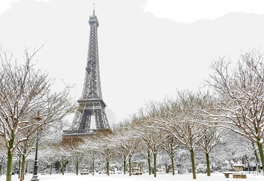 Winter in Paris in the snow The Eiffel tower seen from the Champ de Mars with a snow covered tree lined alley in the foreground | HotelRestaurant Haber Dergisi