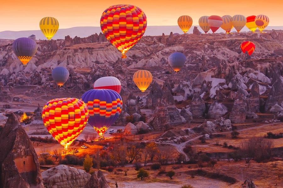 Scenic vibrant view of balloons flight in Cappadocia valley in s | HotelRestaurant Haber Dergisi