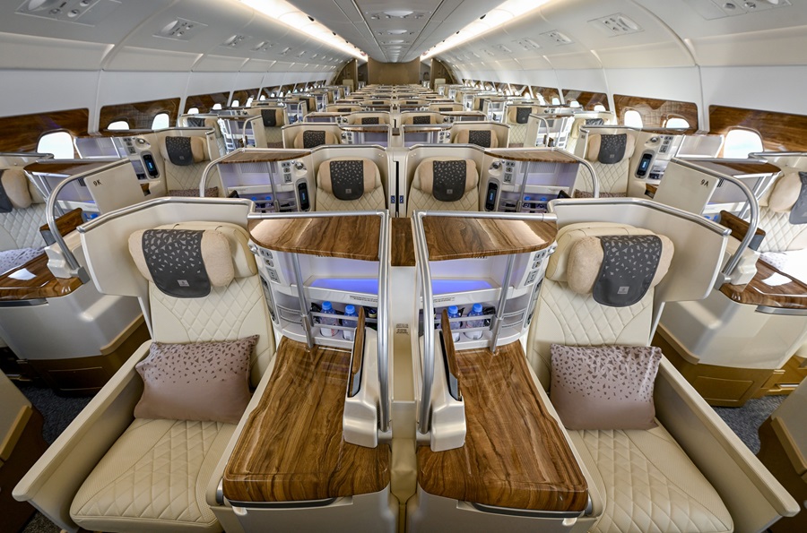 EMIRATES, YENİLENEN İLK 4380 UÇAĞINI HİZMETE ALDI